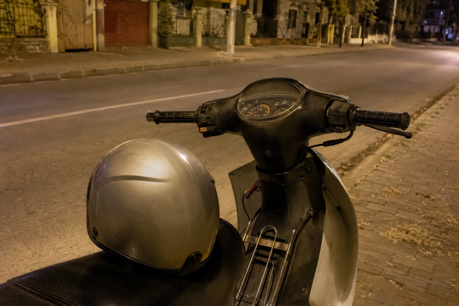 Galați: adolescent de 17 ani, oprit noaptea pe moped fără permis